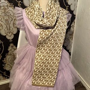 New without tags, authentic, classy chick that wants to be chic during the cold